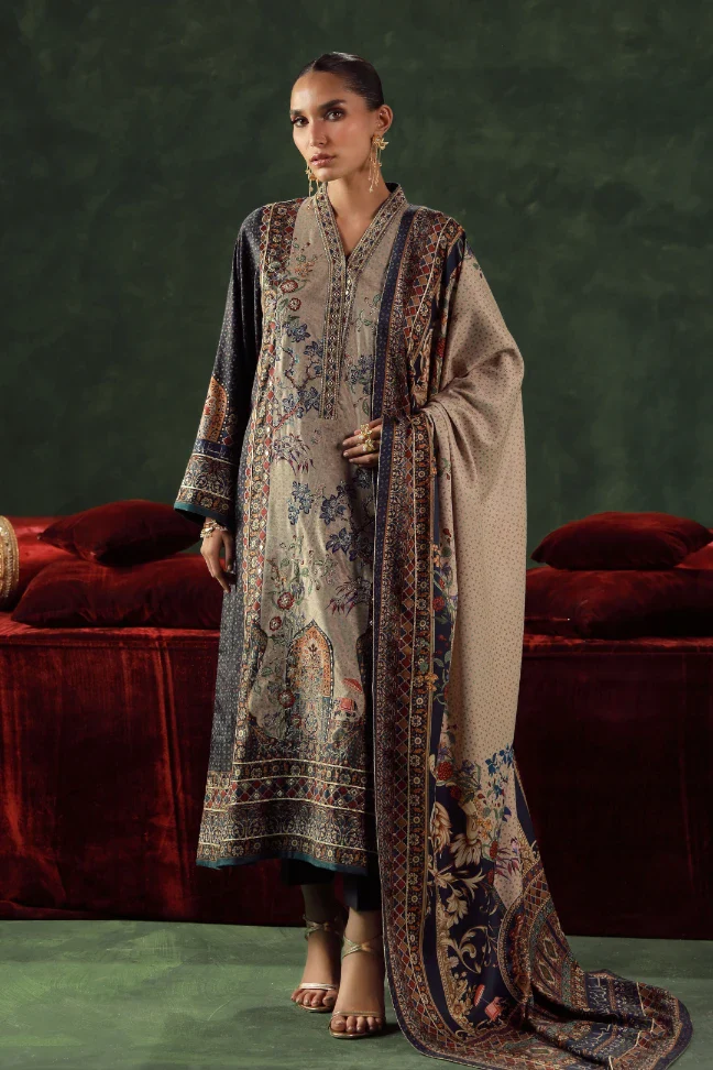 Kehkashan Velvet Set - Image 4