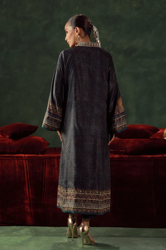 Kehkashan Velvet Set - Image 3