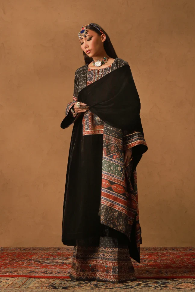 Khumar Velvet Cape - Image 5