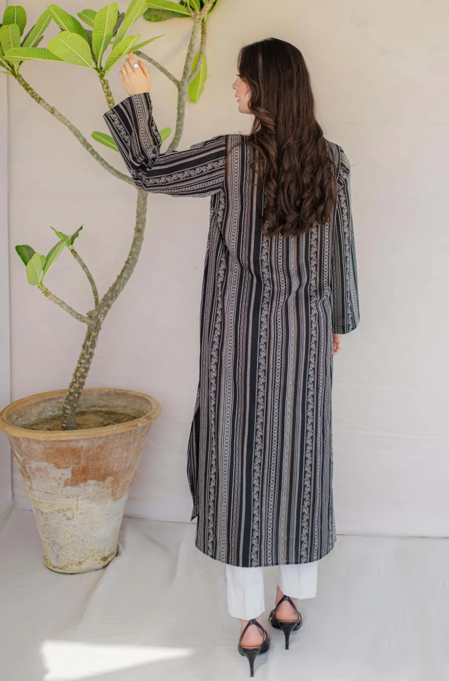 Manzil Weaved Long Kurta - Black - Image 2