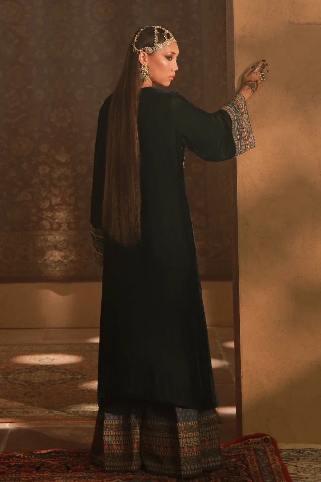 Nayyara Velvet Set - Image 2