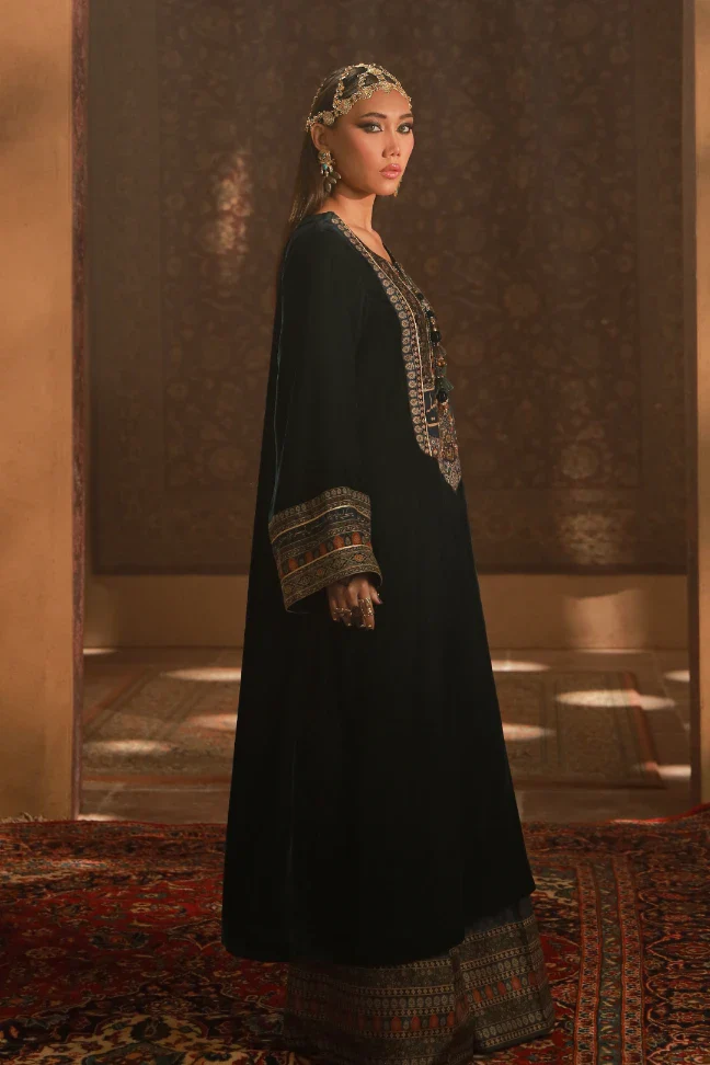 Nayyara Velvet Set - Image 4