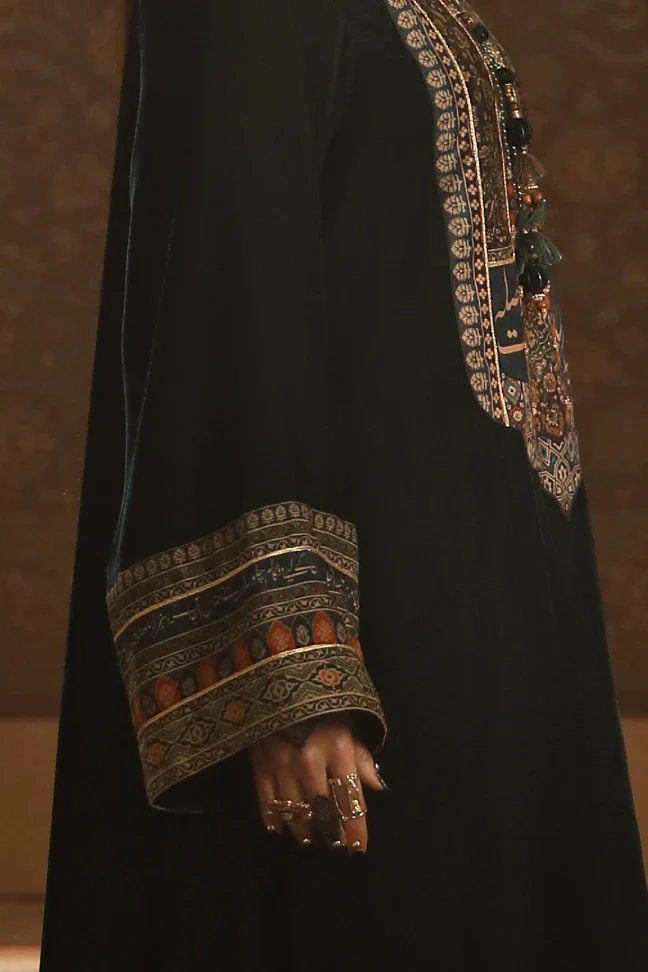 Nayyara Velvet Set - Image 5