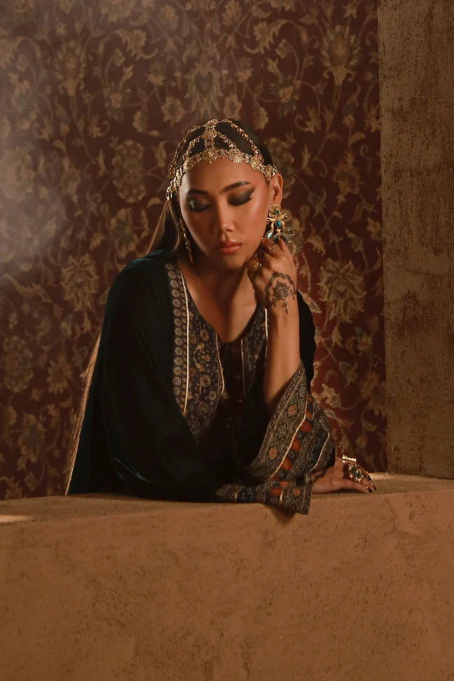 Nayyara Velvet Set - Image 6