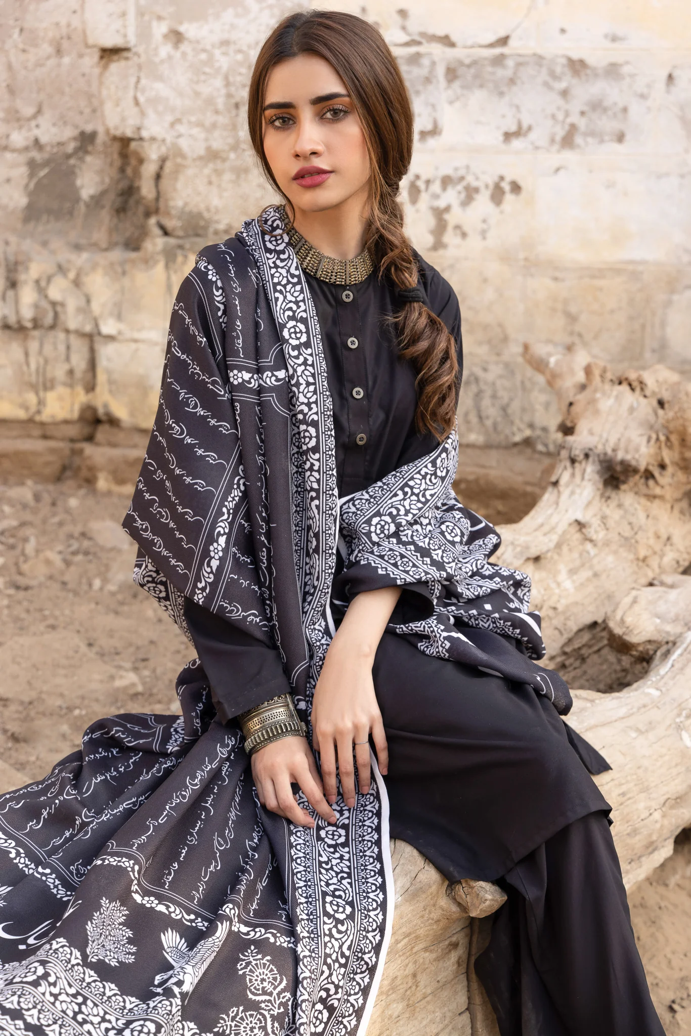 Shaheen Odhni - Raven Black with White Text