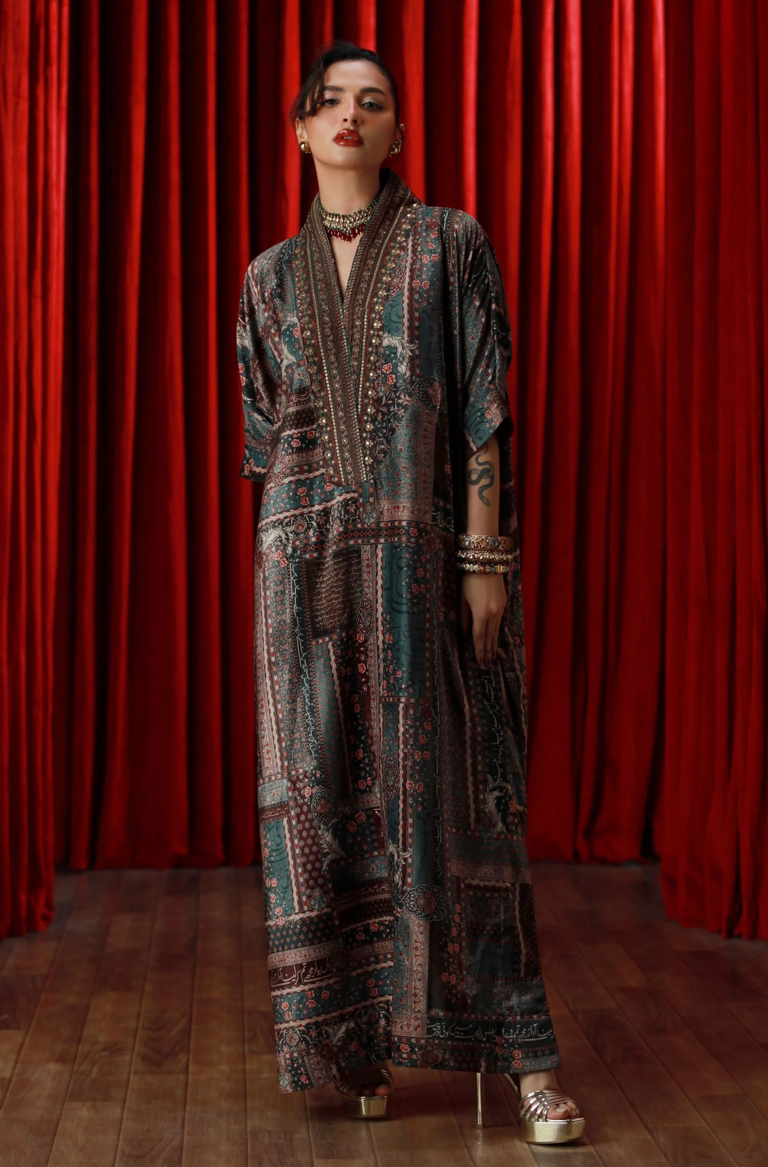Ta'al Velvet Kaftaan - Image 4