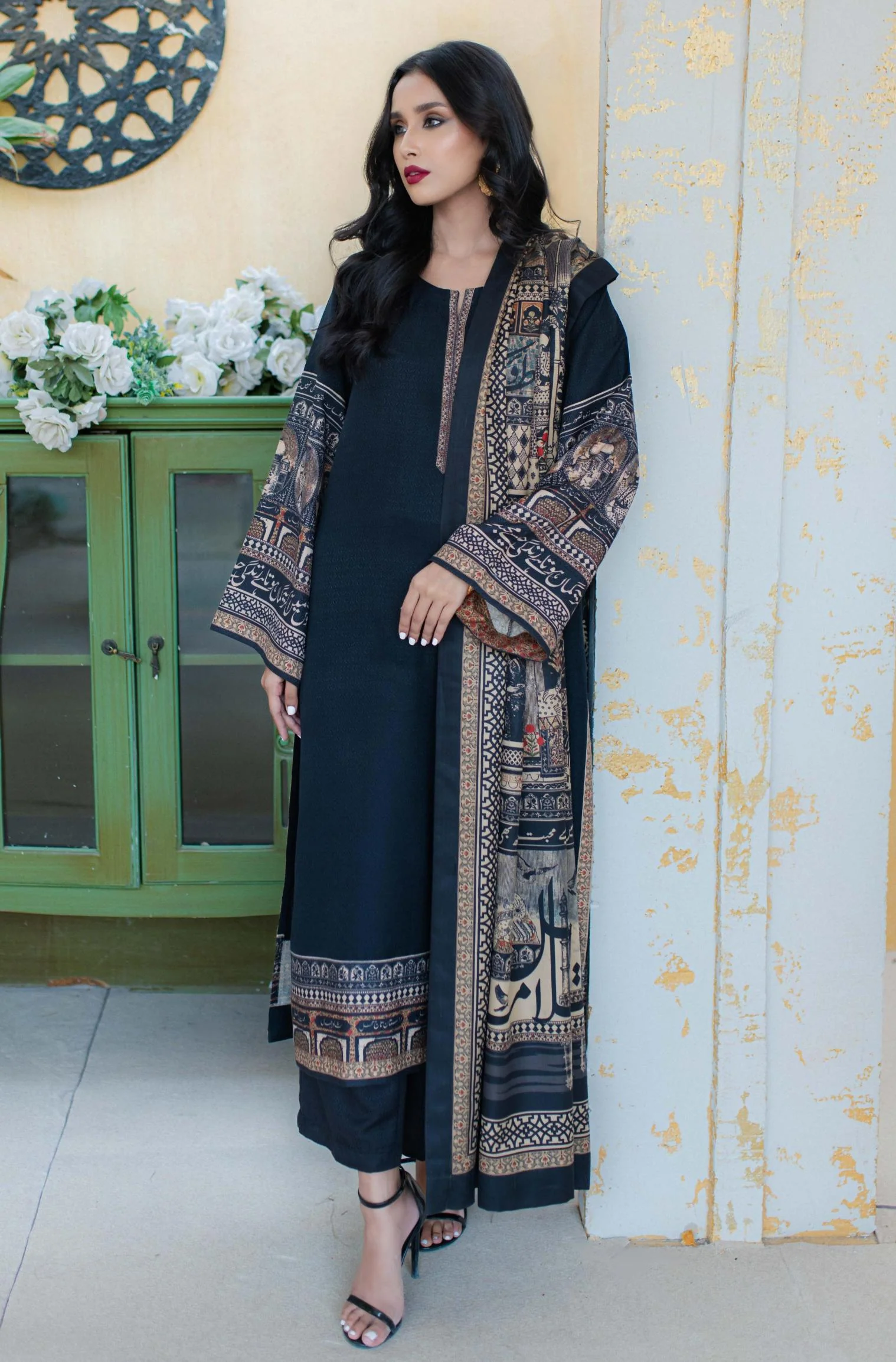 Taj Mahal Shawl - Black & Beige - Image 2