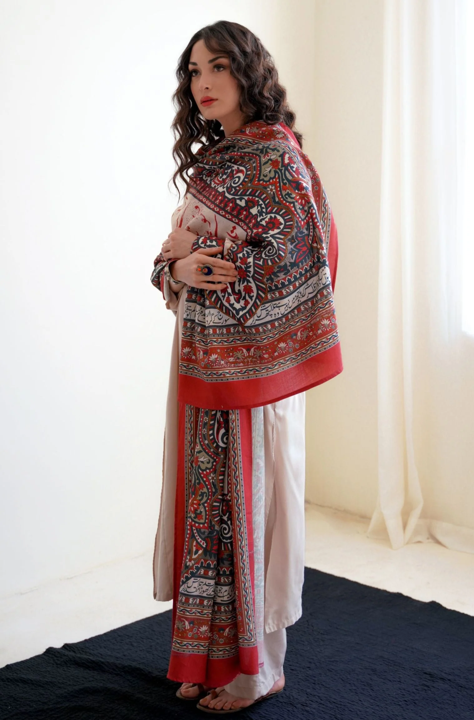 Talaash Odhni - Beige & Red