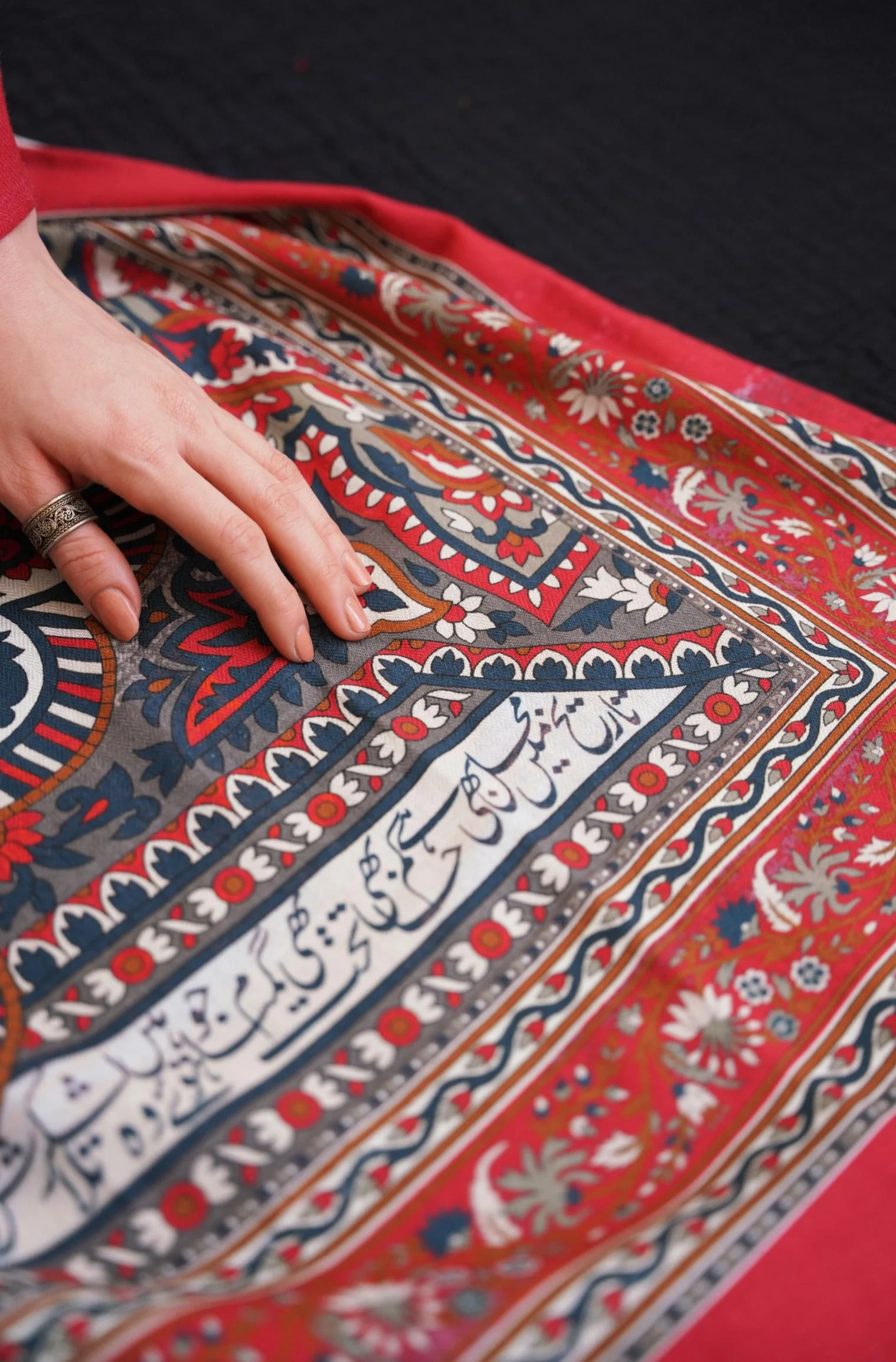 Talaash Odhni - Beige & Red - Image 5