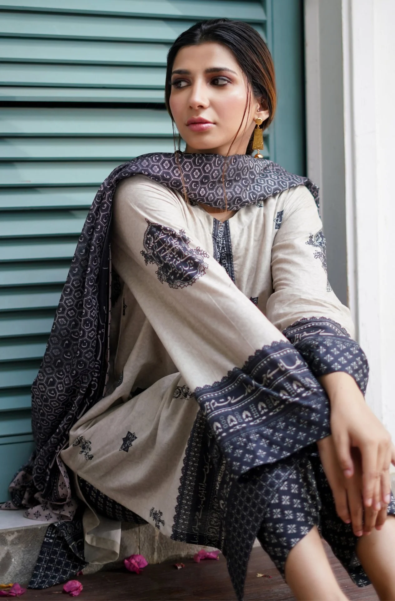 Uraan Dupatta - Beige & Black - Image 2